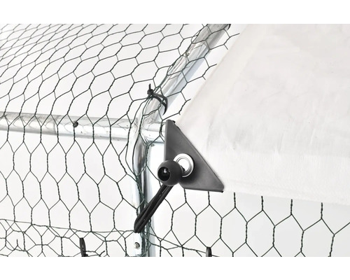 Prim-plan cu un coteț de găini cu plasă de sârmă și acoperiș