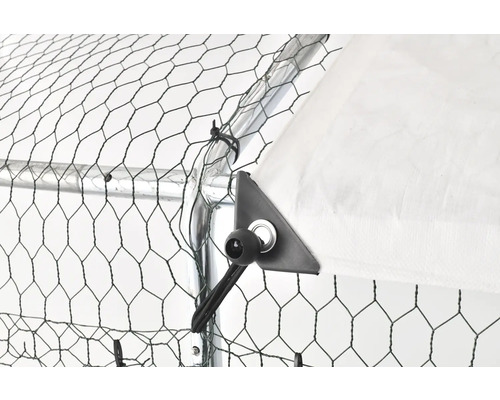 Prim-plan al unui coteț de găini cu plasă de sârmă și acoperire