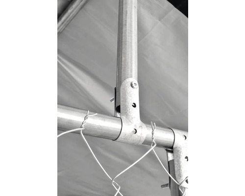 Prim-plan al unei îmbinări de țevi metalice cu șuruburi și sârmă