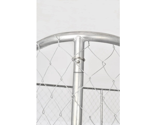 Prim-plan cu un gard metalic cu suporturi rotunde și drepte și plasă de sârmă