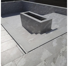 Piscină cu margine și jardinieră rectangulară