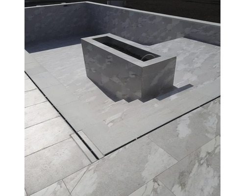 Piscină cu margine și jardinieră rectangulară