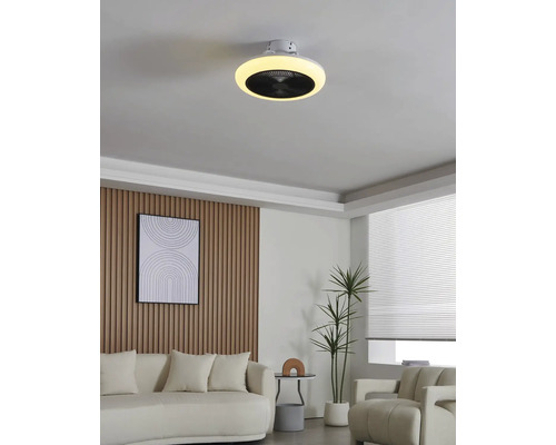 Ventilator de tavan cu iluminare într-un living mobilat modern.