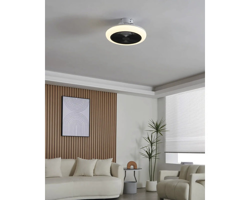 Living modern cu ventilator de tavan și iluminat