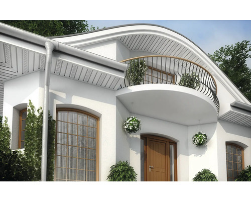 Fațadă de casă cu jgheaburi, ferestre și balcon