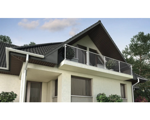 Vedere a unei case cu balcon cu balustradă de sticlă, țigle și jgheab.