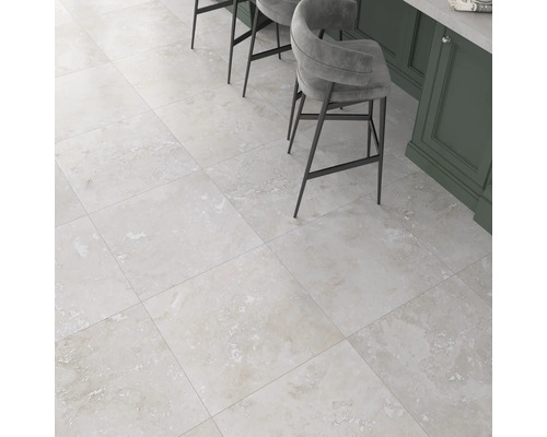 Pardoseală cu gresie în zona de bucătărie cu scaune de bar.