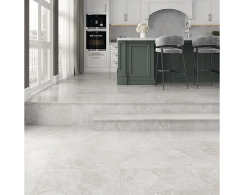 Bucătărie luminoasă cu podea cu gresie, insulă de bucătărie și scaune de bar.