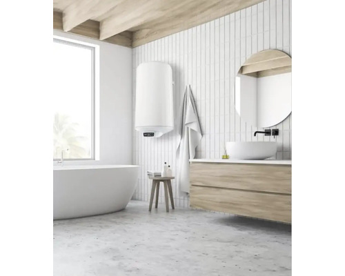 Baie modernă cu cadă, chiuvetă și boiler