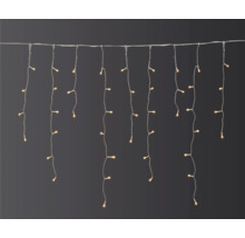 Șir de lumini cu fire atârnate și lumini albe calde