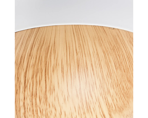 Prim-plan cu o lampă de tavan cu textură de lemn