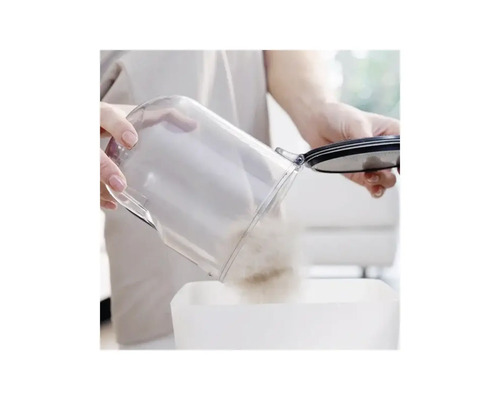 Golirea recipientului de praf al unui aspirator