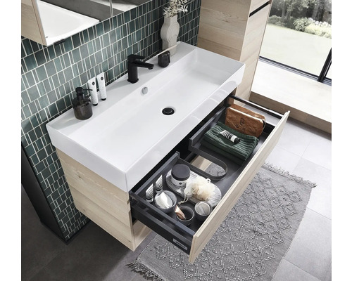 Baie modernă cu dulap de lavoar, sistem de sertare deschise și diverse articole de baie