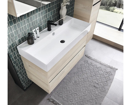 Baie modernă cu dulap de lavoar, lavoar aplicat, baterie și covor decorativ