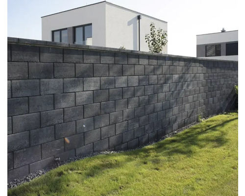 Un zid din pietre de beton în grădină.