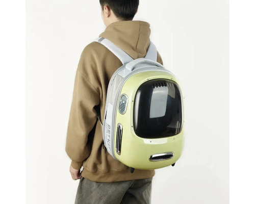 Persoană cu un rucsac galben pentru animale de companie cu fereastră transparentă