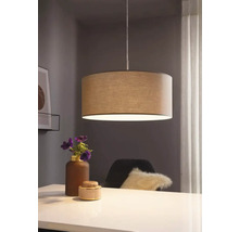 Lampa suspendată cu abajur rotund deasupra unei mese