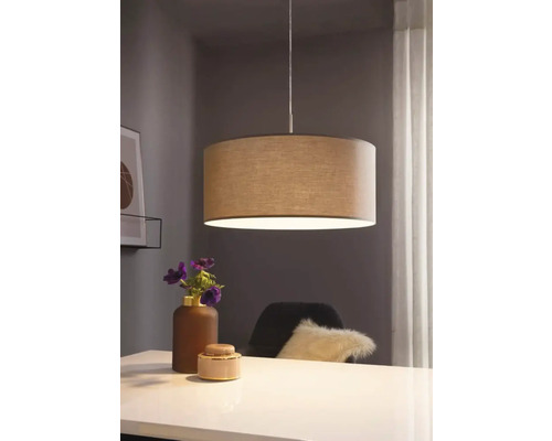 Lampa suspendată cu abajur rotund deasupra unei mese