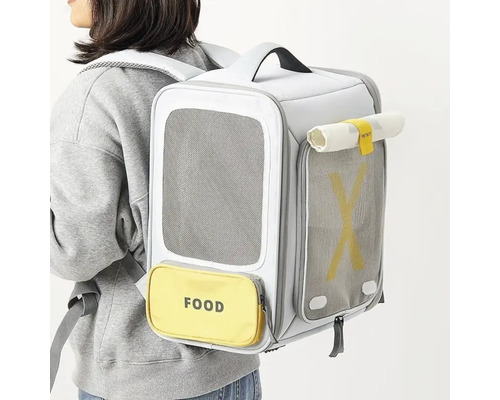 Femeie cu rucsac gri pentru transportul animalelor de companie