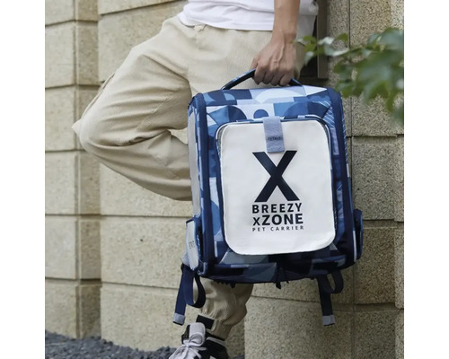 Persoană cu geantă de transport pentru animale de companie Breezy X Zone cu model albastru