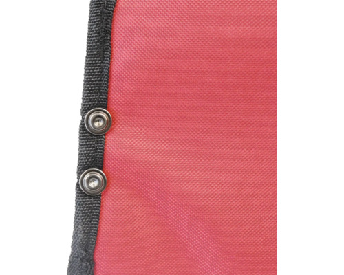 Prim-plan al unei țesături roșii cu capse