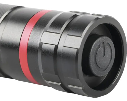 Prim-plan cu o lanternă cu buton de pornire/oprire