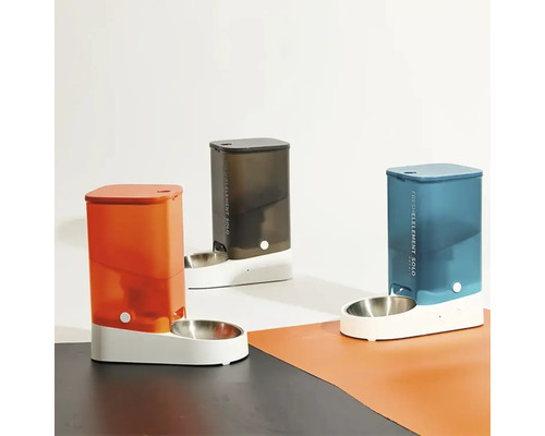 Trei alimentatoare pentru animale de companie cu diferite culori ale recipientelor