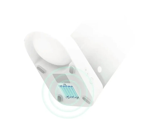 Compartimentul pentru baterii al unui dozator de săpun alb