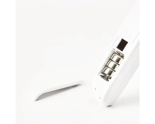 Telecomandă cu baterii și compartiment pentru baterii deschis