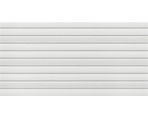 Prim-plan cu placare de faţadă cu profile orizontale şi orificii de ventilaţie