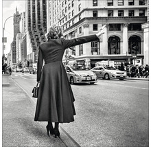 Femeie cheamă un taxi în oraș