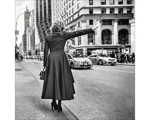 Femeie cheamă un taxi în oraș