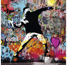 Imprimeu artistic Banksy cu fundal graffiti și un bărbat aruncând un buchet de flori