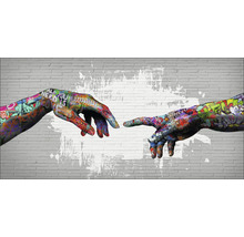 Pictură murală decorativă cu mâini graffiti în fața unui zid de cărămidă