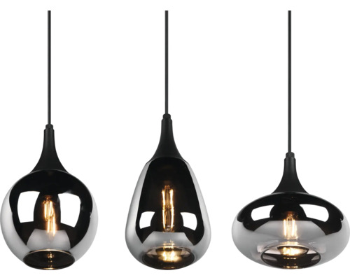 Trei lămpi suspendate cu abajururi din sticlă transparentă și suspensie neagră