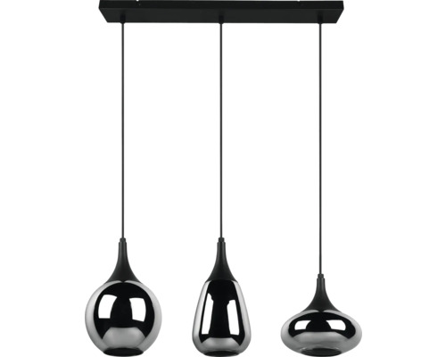 Lumină suspendată cu trei abajururi metalice de forme diferite