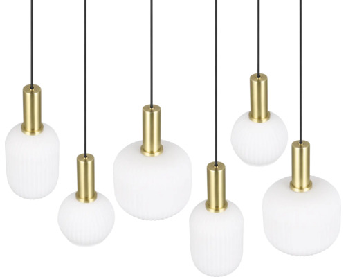 Mai multe lămpi suspendate cu abajururi rotunde și detalii din alamă