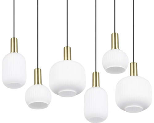 Mai multe lămpi suspendate albe cu accente aurii pe cabluri negre