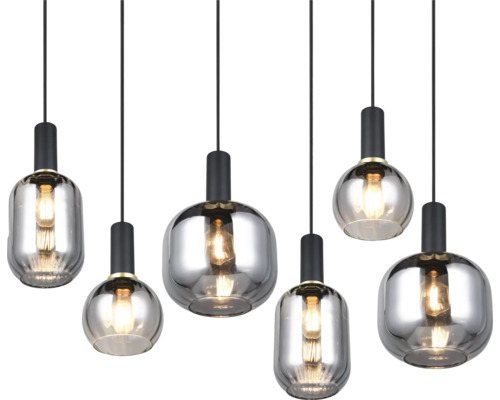 Mai multe lămpi suspendate cu abajururi din sticlă și suspensii negre.