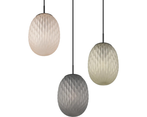 Trei lămpi suspendate cu abajururi rotunde și suprafață decorativă