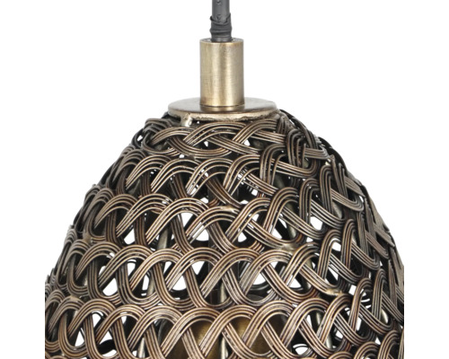 Detaliu al unei lămpi suspendate cu abajur împletit