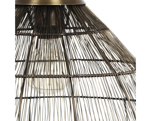 Prim-plan cu o lampă suspendată din sârmă metalică