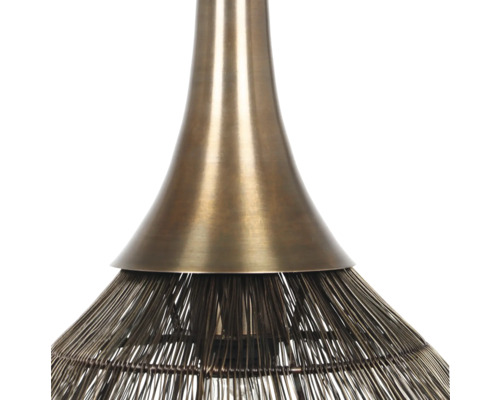 Prim-plan cu o lustră cu abajur metalic și cadru de sârmă