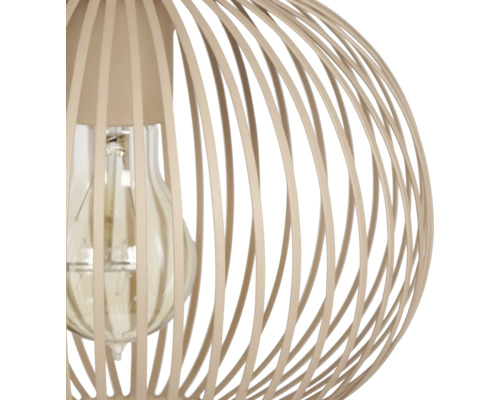 Prim-plan cu o lampă suspendată cu cadru metalic filigranat și sursă de lumină