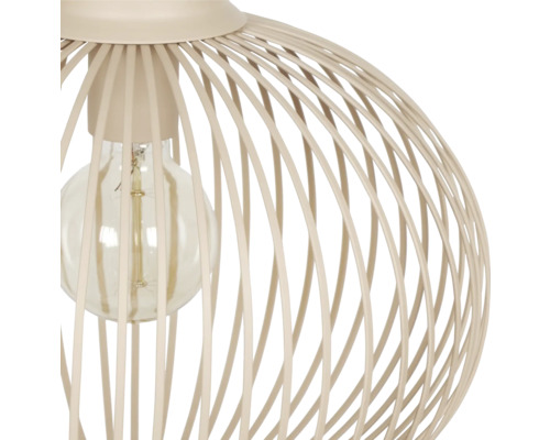 Prim-plan cu o lampă suspendată cu cușcă metalică și bec