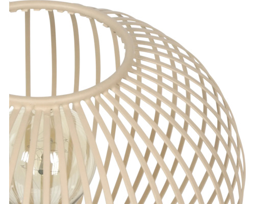 Prim-plan cu o lampă suspendată bej cu abajur deschis, în formă de grilă