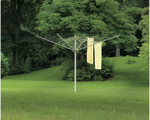 Uscător rotativ de rufe cu rufe în grădină