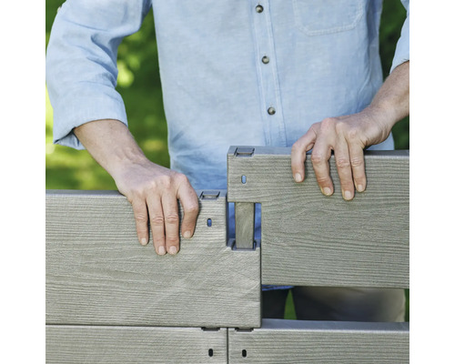 Persoană care asamblează un gard din plastic