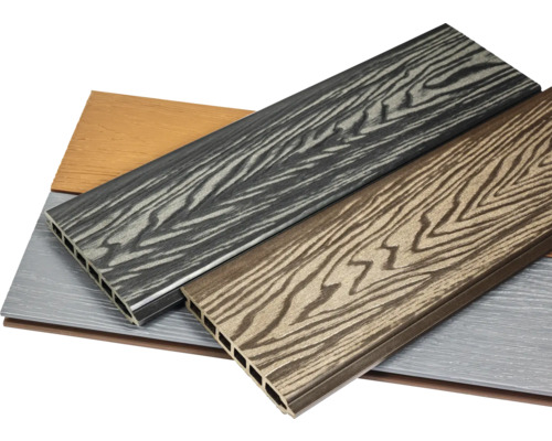 Mai multe scânduri de terasă cu structură din lemn