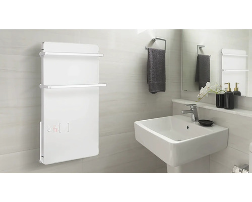 Baie modernă cu suport de prosoape alb și chiuvetă